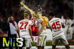 10.05.2025, Fussball 1. Bundesliga 2024/2025, 33. Spieltag,  FC Bayern Mnchen - Borussia Mnchengladbach, in der Allianz-Arena Mnchen. Siegerehrung des Deutschen Meisters, der FC Bayern feiert seine 34. Meisterschaft nach Spielende. Thomas Mller (FC Bayern Mnchen) hlt ganz nass nach einer Bierdusche seine Abschiedsrede. vorne bespritzt Aleksandar Pavlovic (Bayern Mnchen)  seinen Kollegen Josip Stanisic (Bayern Mnchen) 