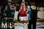 10.05.2025, Fussball 1. Bundesliga 2024/2025, 33. Spieltag,  FC Bayern Mnchen - Borussia Mnchengladbach, in der Allianz-Arena Mnchen. Siegerehrung des Deutschen Meisters, der FC Bayern feiert seine 34. Meisterschaft nach Spielende. Thomas Mller (FC Bayern Mnchen) hlt ganz nass nach einer Bierdusche seine Abschiedsrede.