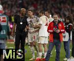 10.05.2025, Fussball 1. Bundesliga 2024/2025, 33. Spieltag,  FC Bayern Mnchen - Borussia Mnchengladbach, in der Allianz-Arena Mnchen. Siegerehrung des Deutschen Meisters, der FC Bayern feiert seine 34. Meisterschaft nach Spielende. Trainer Vincent Kompany (FC Bayern Mnchen) ganz nass nach einer Bierdusche, mit Leon Goretzka (FC Bayern Mnchen) und Harry Kane (FC Bayern Mnchen).