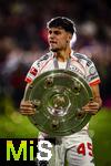 10.05.2025, Fussball 1. Bundesliga 2024/2025, 33. Spieltag,  FC Bayern Mnchen - Borussia Mnchengladbach, in der Allianz-Arena Mnchen. Siegerehrung des Deutschen Meisters, der FC Bayern feiert seine 34. Meisterschaft nach Spielende. Aleksandar Pavlovic (Bayern Mnchen) mit der Meisterschale.