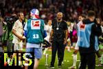 10.05.2025, Fussball 1. Bundesliga 2024/2025, 33. Spieltag,  FC Bayern Mnchen - Borussia Mnchengladbach, in der Allianz-Arena Mnchen. Siegerehrung des Deutschen Meisters, der FC Bayern feiert seine 34. Meisterschaft nach Spielende. Trainer Vincent Kompany (FC Bayern Mnchen) ganz nass nach einer Bierdusche, li: Harry Kane (FC Bayern Mnchen).