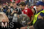 10.05.2025, Fussball 1. Bundesliga 2024/2025, 33. Spieltag,  FC Bayern Mnchen - Borussia Mnchengladbach, in der Allianz-Arena Mnchen. Siegerehrung des Deutschen Meisters, der FC Bayern feiert seine 34. Meisterschaft nach Spielende. Thomas Mller (FC Bayern Mnchen) bahnt sich den Weg von den Fans durch die Fotografen zum Spielfeld mit der Meisterschale.