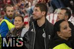 10.05.2025, Fussball 1. Bundesliga 2024/2025, 33. Spieltag,  FC Bayern Mnchen - Borussia Mnchengladbach, in der Allianz-Arena Mnchen. Siegerehrung des Deutschen Meisters, der FC Bayern feiert seine 34. Meisterschaft nach Spielende. der Bruder von Thomas Mller (FC Bayern Mnchen), Simon Mller ist fr die Choreo der Fans mitverantwortlich, am Spielfeldrand als sein Bruder seine emotionale Abschiedsrede hlt.