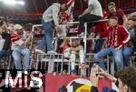 10.05.2025, Fussball 1. Bundesliga 2024/2025, 33. Spieltag,  FC Bayern Mnchen - Borussia Mnchengladbach, in der Allianz-Arena Mnchen. Siegerehrung des Deutschen Meisters, der FC Bayern feiert seine 34. Meisterschaft nach Spielende. Thomas Mller (FC Bayern Mnchen) kommt von den Fans auf dem Zaun zurck, der Weg ist eine komplizierte Kletterei.