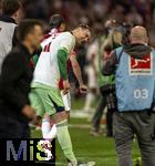 10.05.2025, Fussball 1. Bundesliga 2024/2025, 33. Spieltag,  FC Bayern Mnchen - Borussia Mnchengladbach, in der Allianz-Arena Mnchen. Siegerehrung des Deutschen Meisters, der FC Bayern feiert seine 34. Meisterschaft nach Spielende. Torwart Manuel Neuer (FC Bayern Mnchen) hat eine Bierdusche abbekommen.
