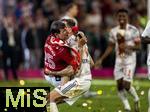 10.05.2025, Fussball 1. Bundesliga 2024/2025, 33. Spieltag,  FC Bayern Mnchen - Borussia Mnchengladbach, in der Allianz-Arena Mnchen. Siegerehrung des Deutschen Meisters, der FC Bayern feiert seine 34. Meisterschaft nach Spielende. Thomas Mller (FC Bayern Mnchen) wird ganz nass nach einer Bierdusche whrend seiner Abschiedsrede von Leon Goretzka (FC Bayern Mnchen) zu den Fans getragen.
