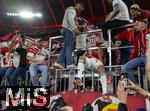 10.05.2025, Fussball 1. Bundesliga 2024/2025, 33. Spieltag,  FC Bayern Mnchen - Borussia Mnchengladbach, in der Allianz-Arena Mnchen. Siegerehrung des Deutschen Meisters, der FC Bayern feiert seine 34. Meisterschaft nach Spielende. Thomas Mller (FC Bayern Mnchen) kommt von den Fans auf dem Zaun zurck, der Weg ist eine komplizierte Kletterei.