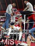 10.05.2025, Fussball 1. Bundesliga 2024/2025, 33. Spieltag,  FC Bayern Mnchen - Borussia Mnchengladbach, in der Allianz-Arena Mnchen. Siegerehrung des Deutschen Meisters, der FC Bayern feiert seine 34. Meisterschaft nach Spielende. Thomas Mller (FC Bayern Mnchen) kommt von den Fans auf dem Zaun zurck, der Weg ist eine komplizierte Kletterei.
