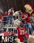10.05.2025, Fussball 1. Bundesliga 2024/2025, 33. Spieltag,  FC Bayern Mnchen - Borussia Mnchengladbach, in der Allianz-Arena Mnchen. Siegerehrung des Deutschen Meisters, der FC Bayern feiert seine 34. Meisterschaft nach Spielende. Thomas Mller (FC Bayern Mnchen) bei den Fans auf dem Zaun