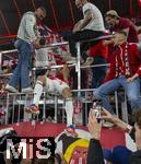 10.05.2025, Fussball 1. Bundesliga 2024/2025, 33. Spieltag,  FC Bayern Mnchen - Borussia Mnchengladbach, in der Allianz-Arena Mnchen. Siegerehrung des Deutschen Meisters, der FC Bayern feiert seine 34. Meisterschaft nach Spielende. Thomas Mller (FC Bayern Mnchen) kommt von den Fans auf dem Zaun zurck, der Weg ist eine komplizierte Kletterei.