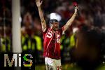 10.05.2025, Fussball 1. Bundesliga 2024/2025, 33. Spieltag,  FC Bayern Mnchen - Borussia Mnchengladbach, in der Allianz-Arena Mnchen. Siegerehrung des Deutschen Meisters, der FC Bayern feiert seine 34. Meisterschaft nach Spielende. Thomas Mller (FC Bayern Mnchen) ganz nass nach einer Bierdusche whrend seiner Abschiedsrede.  