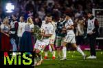 10.05.2025, Fussball 1. Bundesliga 2024/2025, 33. Spieltag,  FC Bayern Mnchen - Borussia Mnchengladbach, in der Allianz-Arena Mnchen. Siegerehrung des Deutschen Meisters, der FC Bayern feiert seine 34. Meisterschaft nach Spielende. Eric Dier (FC Bayern Mnchen) mit der Meisterschale.