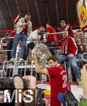 10.05.2025, Fussball 1. Bundesliga 2024/2025, 33. Spieltag,  FC Bayern Mnchen - Borussia Mnchengladbach, in der Allianz-Arena Mnchen. Siegerehrung des Deutschen Meisters, der FC Bayern feiert seine 34. Meisterschaft nach Spielende. Thomas Mller (FC Bayern Mnchen) bei den Fans auf dem Zaun