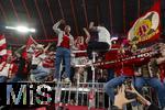 10.05.2025, Fussball 1. Bundesliga 2024/2025, 33. Spieltag,  FC Bayern Mnchen - Borussia Mnchengladbach, in der Allianz-Arena Mnchen. Siegerehrung des Deutschen Meisters, der FC Bayern feiert seine 34. Meisterschaft nach Spielende. Thomas Mller (FC Bayern Mnchen) bei den Fans auf dem Zaun.