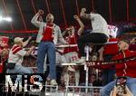 10.05.2025, Fussball 1. Bundesliga 2024/2025, 33. Spieltag,  FC Bayern Mnchen - Borussia Mnchengladbach, in der Allianz-Arena Mnchen. Siegerehrung des Deutschen Meisters, der FC Bayern feiert seine 34. Meisterschaft nach Spielende. Thomas Mller (FC Bayern Mnchen) bei den Fans auf dem Zaun.