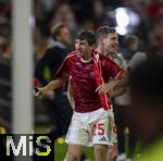 10.05.2025, Fussball 1. Bundesliga 2024/2025, 33. Spieltag,  FC Bayern Mnchen - Borussia Mnchengladbach, in der Allianz-Arena Mnchen. Siegerehrung des Deutschen Meisters, der FC Bayern feiert seine 34. Meisterschaft nach Spielende. Thomas Mller (FC Bayern Mnchen) ganz nass nach einer Bierdusche whrend seiner Abschiedsrede.  