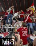 10.05.2025, Fussball 1. Bundesliga 2024/2025, 33. Spieltag,  FC Bayern Mnchen - Borussia Mnchengladbach, in der Allianz-Arena Mnchen. Siegerehrung des Deutschen Meisters, der FC Bayern feiert seine 34. Meisterschaft nach Spielende. Thomas Mller (FC Bayern Mnchen) bei den Fans auf dem Zaun