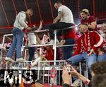 10.05.2025, Fussball 1. Bundesliga 2024/2025, 33. Spieltag,  FC Bayern Mnchen - Borussia Mnchengladbach, in der Allianz-Arena Mnchen. Siegerehrung des Deutschen Meisters, der FC Bayern feiert seine 34. Meisterschaft nach Spielende. Thomas Mller (FC Bayern Mnchen) kommt von den Fans auf dem Zaun zurck, der Weg ist eine komplizierte Kletterei.
