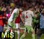 10.05.2025, Fussball 1. Bundesliga 2024/2025, 33. Spieltag,  FC Bayern Mnchen - Borussia Mnchengladbach, in der Allianz-Arena Mnchen. Siegerehrung des Deutschen Meisters, der FC Bayern feiert seine 34. Meisterschaft nach Spielende. Torwart Manuel Neuer (li, FC Bayern Mnchen) hat eine Bierdusche von Torwart Jonas Urbig (re, FC Bayern Mnchen) abbekommen.