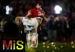 10.05.2025, Fussball 1. Bundesliga 2024/2025, 33. Spieltag,  FC Bayern Mnchen - Borussia Mnchengladbach, in der Allianz-Arena Mnchen. Siegerehrung des Deutschen Meisters, der FC Bayern feiert seine 34. Meisterschaft nach Spielende. Thomas Mller (FC Bayern Mnchen) wird ganz nass nach einer Bierdusche whrend seiner Abschiedsrede von Leon Goretzka (FC Bayern Mnchen) zu den Fans getragen.