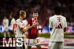 10.05.2025, Fussball 1. Bundesliga 2024/2025, 33. Spieltag,  FC Bayern Mnchen - Borussia Mnchengladbach, in der Allianz-Arena Mnchen. Siegerehrung des Deutschen Meisters, der FC Bayern feiert seine 34. Meisterschaft nach Spielende. Thomas Mller (FC Bayern Mnchen) ganz nass nach einer Bierdusche whrend seiner Abschiedsrede. 