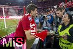10.05.2025, Fussball 1. Bundesliga 2024/2025, 33. Spieltag,  FC Bayern Mnchen - Borussia Mnchengladbach, in der Allianz-Arena Mnchen. Siegerehrung des Deutschen Meisters, der FC Bayern feiert seine 34. Meisterschaft nach Spielende. Thomas Mller (FC Bayern Mnchen) lsst eine Ordnerin die Schale anfassen.
