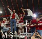 10.05.2025, Fussball 1. Bundesliga 2024/2025, 33. Spieltag,  FC Bayern Mnchen - Borussia Mnchengladbach, in der Allianz-Arena Mnchen. Siegerehrung des Deutschen Meisters, der FC Bayern feiert seine 34. Meisterschaft nach Spielende. Thomas Mller (FC Bayern Mnchen) bei den Fans auf dem Zaun.
