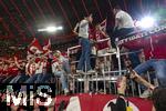 10.05.2025, Fussball 1. Bundesliga 2024/2025, 33. Spieltag,  FC Bayern Mnchen - Borussia Mnchengladbach, in der Allianz-Arena Mnchen. Siegerehrung des Deutschen Meisters, der FC Bayern feiert seine 34. Meisterschaft nach Spielende. Thomas Mller (FC Bayern Mnchen) bei den Fans auf dem Zaun.