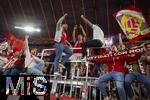10.05.2025, Fussball 1. Bundesliga 2024/2025, 33. Spieltag,  FC Bayern Mnchen - Borussia Mnchengladbach, in der Allianz-Arena Mnchen. Siegerehrung des Deutschen Meisters, der FC Bayern feiert seine 34. Meisterschaft nach Spielende. Thomas Mller (FC Bayern Mnchen) bei den Fans auf dem Zaun.
