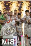 10.05.2025, Fussball 1. Bundesliga 2024/2025, 33. Spieltag,  FC Bayern Mnchen - Borussia Mnchengladbach, in der Allianz-Arena Mnchen. Siegerehrung des Deutschen Meisters, der FC Bayern feiert seine 34. Meisterschaft nach Spielende. Thomas Mller (FC Bayern Mnchen) schtzt sich vor seinen Kollegen bei der Siegerehrung  Konrad Laimer (FC Bayern Mnchen), Serge Gnabry (FC Bayern Mnchen), Kingsley Coman (FC Bayern Mnchen), Eric Dier (FC Bayern Mnchen), Raphael Guerreiro (FC Bayern Mnchen), 