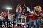 10.05.2025, Fussball 1. Bundesliga 2024/2025, 33. Spieltag,  FC Bayern Mnchen - Borussia Mnchengladbach, in der Allianz-Arena Mnchen. Siegerehrung des Deutschen Meisters, der FC Bayern feiert seine 34. Meisterschaft nach Spielende. Thomas Mller (FC Bayern Mnchen) bei den Fans auf dem Zaun.
