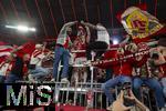 10.05.2025, Fussball 1. Bundesliga 2024/2025, 33. Spieltag,  FC Bayern Mnchen - Borussia Mnchengladbach, in der Allianz-Arena Mnchen. Siegerehrung des Deutschen Meisters, der FC Bayern feiert seine 34. Meisterschaft nach Spielende. Thomas Mller (FC Bayern Mnchen) bei den Fans auf dem Zaun.