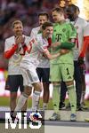 10.05.2025, Fussball 1. Bundesliga 2024/2025, 33. Spieltag,  FC Bayern Mnchen - Borussia Mnchengladbach, in der Allianz-Arena Mnchen. Siegerehrung des Deutschen Meisters, der FC Bayern feiert seine 34. Meisterschaft nach Spielende. v.li: Thomas Mller (FC Bayern Mnchen) mit Torwart Manuel Neuer (FC Bayern Mnchen) 