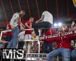 10.05.2025, Fussball 1. Bundesliga 2024/2025, 33. Spieltag,  FC Bayern Mnchen - Borussia Mnchengladbach, in der Allianz-Arena Mnchen. Siegerehrung des Deutschen Meisters, der FC Bayern feiert seine 34. Meisterschaft nach Spielende. Thomas Mller (FC Bayern Mnchen) bei den Fans auf dem Zaun.