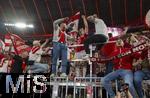 10.05.2025, Fussball 1. Bundesliga 2024/2025, 33. Spieltag,  FC Bayern Mnchen - Borussia Mnchengladbach, in der Allianz-Arena Mnchen. Siegerehrung des Deutschen Meisters, der FC Bayern feiert seine 34. Meisterschaft nach Spielende. Thomas Mller (FC Bayern Mnchen) bei den Fans auf dem Zaun.