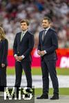10.05.2025, Fussball 1. Bundesliga 2024/2025, 33. Spieltag,  FC Bayern Mnchen - Borussia Mnchengladbach, in der Allianz-Arena Mnchen. Siegerehrung des Deutschen Meisters, der FC Bayern feiert seine 34. Meisterschaft nach Spielende. DFL-Geschftsfhrer Steffen Merkel (li.) und Marc Lenz (re).
