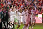 10.05.2025, Fussball 1. Bundesliga 2024/2025, 33. Spieltag,  FC Bayern Mnchen - Borussia Mnchengladbach, in der Allianz-Arena Mnchen. Siegerehrung des Deutschen Meisters, der FC Bayern feiert seine 34. Meisterschaft nach Spielende.  Aleksandar Pavlovic (Bayern Mnchen) , Torwart Daniel Peretz (FC Bayern Mnchen), Sacha Boey (FC Bayern Mnchen), Min-jae Kim (Bayern Mnchen, Minjae Kim), Harry Kane (FC Bayern Mnchen), Eric Dier (FC Bayern Mnchen) 