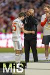 10.05.2025, Fussball 1. Bundesliga 2024/2025, 33. Spieltag,  FC Bayern Mnchen - Borussia Mnchengladbach, in der Allianz-Arena Mnchen. Siegerehrung des Deutschen Meisters, der FC Bayern feiert seine 34. Meisterschaft nach Spielende. v.li: Thomas Mller (FC Bayern Mnchen) bekommt von Trainer Vincent Kompany (FC Bayern Mnchen) die Medaillie bergestreift.