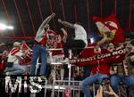 10.05.2025, Fussball 1. Bundesliga 2024/2025, 33. Spieltag,  FC Bayern Mnchen - Borussia Mnchengladbach, in der Allianz-Arena Mnchen. Siegerehrung des Deutschen Meisters, der FC Bayern feiert seine 34. Meisterschaft nach Spielende. Thomas Mller (FC Bayern Mnchen) bei den Fans auf dem Zaun.