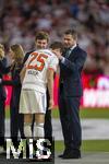 10.05.2025, Fussball 1. Bundesliga 2024/2025, 33. Spieltag,  FC Bayern Mnchen - Borussia Mnchengladbach, in der Allianz-Arena Mnchen. Siegerehrung des Deutschen Meisters, der FC Bayern feiert seine 34. Meisterschaft nach Spielende. v.li: Thomas Mller (FC Bayern Mnchen) bekommt von Marc Lenz (re, DFL-Geschftsfhrer) die Medaillie bergestreift. li: DFL-Geschftsfhrer Steffen Merkel.