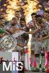10.05.2025, Fussball 1. Bundesliga 2024/2025, 33. Spieltag,  FC Bayern Mnchen - Borussia Mnchengladbach, in der Allianz-Arena Mnchen. Siegerehrung des Deutschen Meisters, der FC Bayern feiert seine 34. Meisterschaft nach Spielende. Thomas Mller (FC Bayern Mnchen) schtzt sich vor seinen Kollegen bei der Siegerehrung  Konrad Laimer (FC Bayern Mnchen), Serge Gnabry (FC Bayern Mnchen), Kingsley Coman (FC Bayern Mnchen), Eric Dier (FC Bayern Mnchen), Harry Kane (FC Bayern Mnchen) 