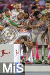 10.05.2025, Fussball 1. Bundesliga 2024/2025, 33. Spieltag,  FC Bayern Mnchen - Borussia Mnchengladbach, in der Allianz-Arena Mnchen. Siegerehrung des Deutschen Meisters, der FC Bayern feiert seine 34. Meisterschaft nach Spielende. Thomas Mller (FC Bayern Mnchen) schtzt sich vor seinen Kollegen bei der Siegerehrung  Konrad Laimer (FC Bayern Mnchen), Serge Gnabry (FC Bayern Mnchen), Kingsley Coman (FC Bayern Mnchen), Eric Dier (FC Bayern Mnchen), 