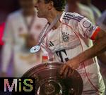 10.05.2025, Fussball 1. Bundesliga 2024/2025, 33. Spieltag,  FC Bayern Mnchen - Borussia Mnchengladbach, in der Allianz-Arena Mnchen. Siegerehrung des Deutschen Meisters, der FC Bayern feiert seine 34. Meisterschaft nach Spielende. Thomas Mller (FC Bayern Mnchen) mit Meisterschale in der Hand und um den Hals als Medaillie.