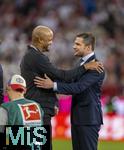 10.05.2025, Fussball 1. Bundesliga 2024/2025, 33. Spieltag,  FC Bayern Mnchen - Borussia Mnchengladbach, in der Allianz-Arena Mnchen. Siegerehrung des Deutschen Meisters, der FC Bayern feiert seine 34. Meisterschaft nach Spielende. v.li: Trainer Vincent Kompany (FC Bayern Mnchen)  Gratulation von Marc Lenz (re, DFL-Geschftsfhrer).