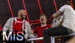 10.05.2025, Fussball 1. Bundesliga 2024/2025, 33. Spieltag,  FC Bayern Mnchen - Borussia Mnchengladbach, in der Allianz-Arena Mnchen. Siegerehrung des Deutschen Meisters, der FC Bayern feiert seine 34. Meisterschaft nach Spielende. Thomas Mller (FC Bayern Mnchen) bei den Fans auf dem Zaun. 