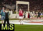 10.05.2025, Fussball 1. Bundesliga 2024/2025, 33. Spieltag,  FC Bayern Mnchen - Borussia Mnchengladbach, in der Allianz-Arena Mnchen. Siegerehrung des Deutschen Meisters, der FC Bayern feiert seine 34. Meisterschaft nach Spielende. Thomas Mller (FC Bayern Mnchen) hlt ganz nass nach einer Bierdusche seine Abschiedsrede. 