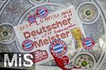10.05.2025, Fussball 1. Bundesliga 2024/2025, 33. Spieltag,  FC Bayern Mnchen - Borussia Mnchengladbach, in der Allianz-Arena Mnchen. Siegerehrung des Deutschen Meisters, der FC Bayern feiert seine 34. Meisterschaft nach Spielende. Fans basteln Meister-Schale, mit der Aufschrift  Deutscher Meister, Auch die Frauen sind Meister, 