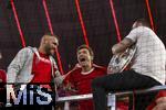 10.05.2025, Fussball 1. Bundesliga 2024/2025, 33. Spieltag,  FC Bayern Mnchen - Borussia Mnchengladbach, in der Allianz-Arena Mnchen. Siegerehrung des Deutschen Meisters, der FC Bayern feiert seine 34. Meisterschaft nach Spielende. Thomas Mller (FC Bayern Mnchen) bei den Fans auf dem Zaun. 