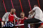 10.05.2025, Fussball 1. Bundesliga 2024/2025, 33. Spieltag,  FC Bayern Mnchen - Borussia Mnchengladbach, in der Allianz-Arena Mnchen. Siegerehrung des Deutschen Meisters, der FC Bayern feiert seine 34. Meisterschaft nach Spielende. Thomas Mller (FC Bayern Mnchen) bei den Fans auf dem Zaun. 