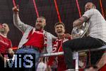 10.05.2025, Fussball 1. Bundesliga 2024/2025, 33. Spieltag,  FC Bayern Mnchen - Borussia Mnchengladbach, in der Allianz-Arena Mnchen. Siegerehrung des Deutschen Meisters, der FC Bayern feiert seine 34. Meisterschaft nach Spielende. Thomas Mller (FC Bayern Mnchen) bei den Fans auf dem Zaun. 